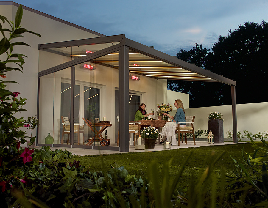 Terrassenüberdachung am Abend